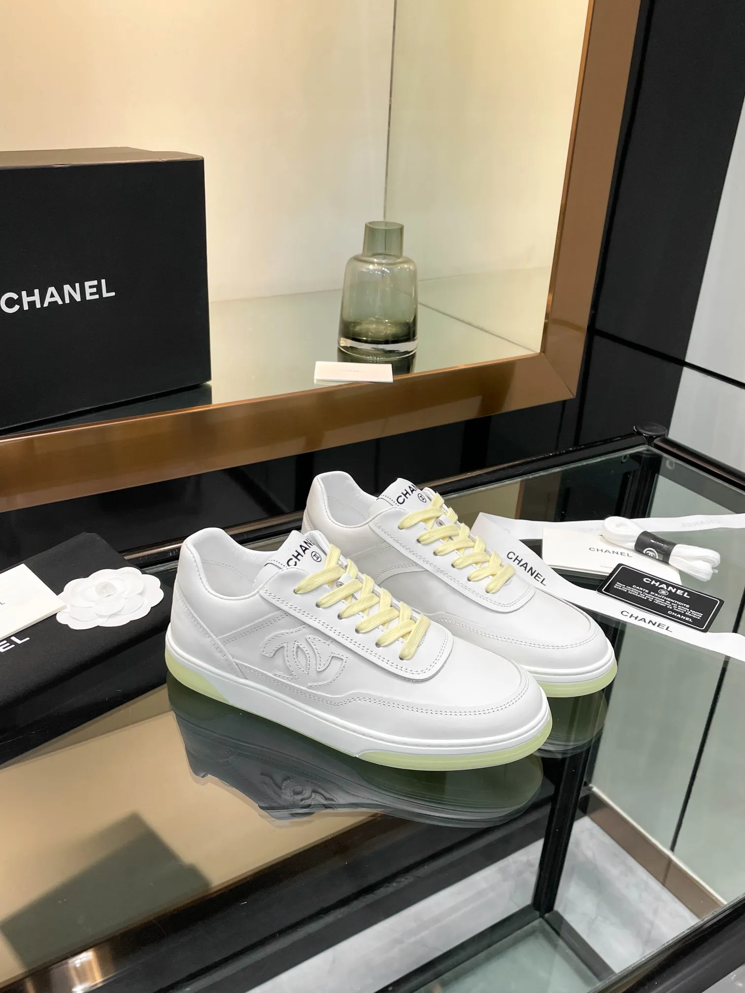👟👟Ex-factory price 520👟👟Chanel Chanel 25SF latest model full leather panda color white shoes casual sports shoes skateboard shoes original purchase and development production Xiaoxiang C Home Another super popular item in the counter, loved by Internet celebrity bloggers and sisters, and various praises on social platforms. It is very popular, has a high texture, is breathable and super spring and summer. Seeing this issue always arouses the inner desire of girls for fashion. The latest suede material, classic black and white color, full of fashionable feeling on the feet, easy to care for. Fabric: Original customized imported cowhide material. Lining: Customized soft sheepskin lining. Sole: Original molded TPU non-slip outsole. Bottom thickness: 2.5CM. Size: Women's size 35-40 (custom-made sizes 40 are non-refundable)